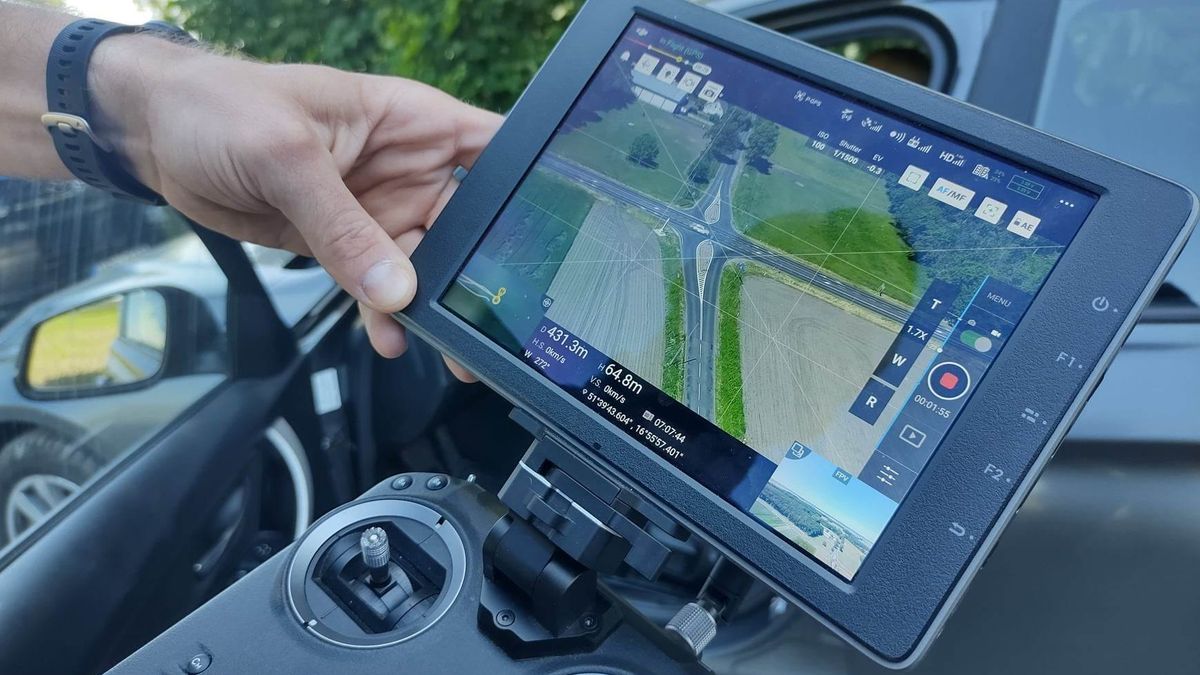 Policja pokazała, jak pracuje dron, który monitoruje zachowanie kierowców