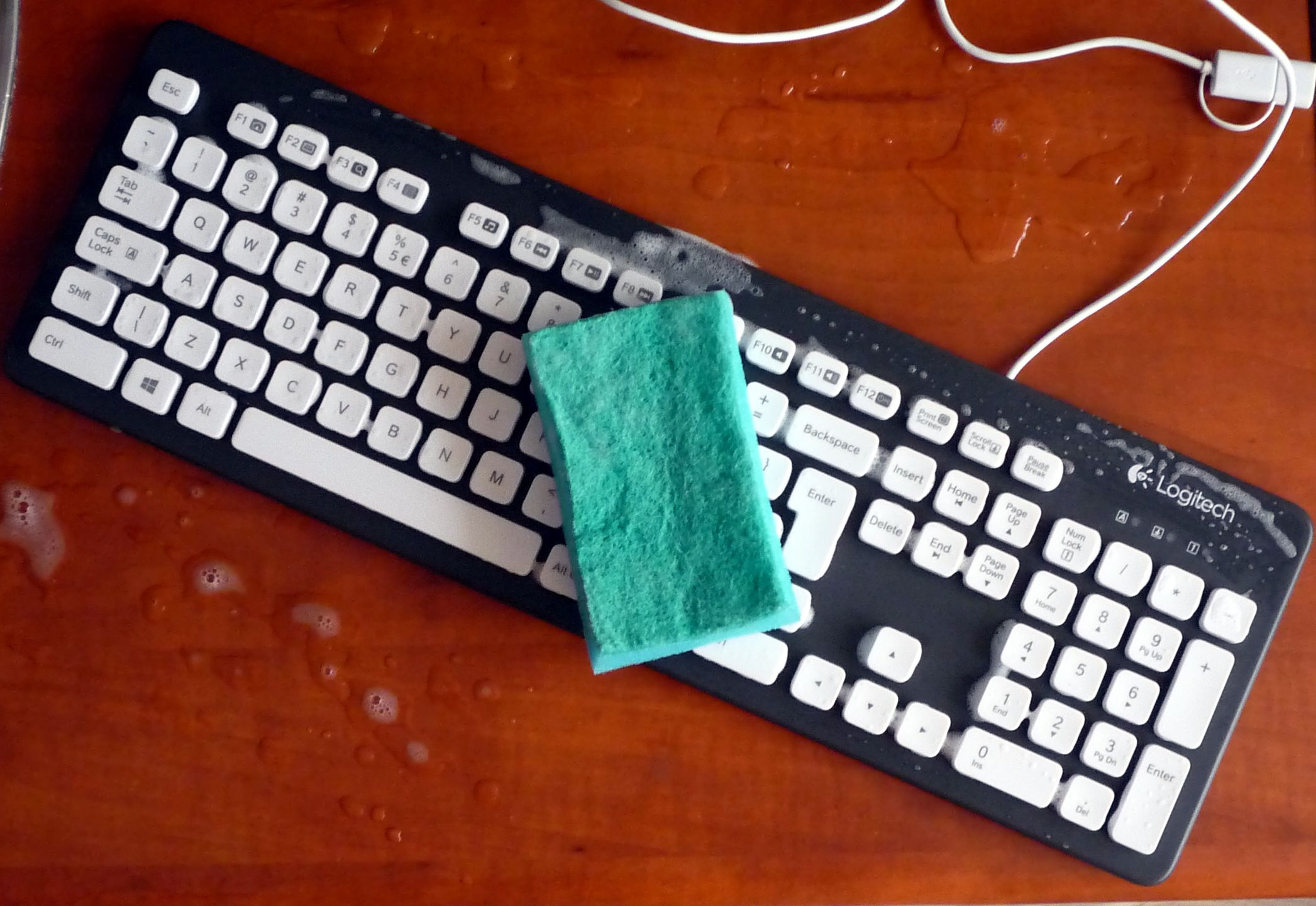 Klawiatura Logitech K310 kontra nerd – ona lubi się myć, a on... 7