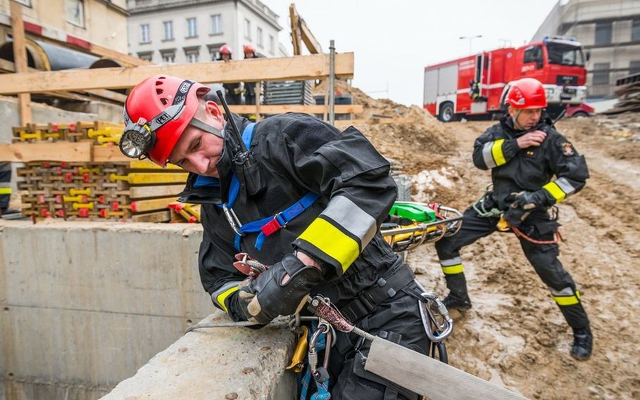 Zawaliła się ściana przy Al. Szucha. Nie żyje jedna osoba