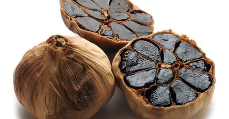 Czarny czosnek - jak wygląda i smakuje, na co pomaga?