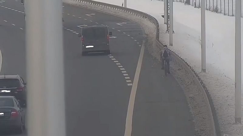 Rowerzysta na obwodnicy Lublina S12/S17 | fot. GDDKiA