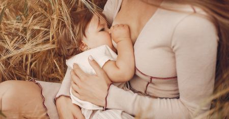 Ekspert: Sekret odporności dziecka tkwi w mleku mamy. Poznaj moc biotyków i ich rolę w rozwoju niemowlęcia