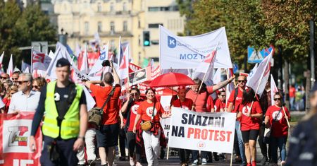 Frustracja sięga zenitu. Pracownicy sądów wolą pracować w Biedronce. Apelują do Tuska