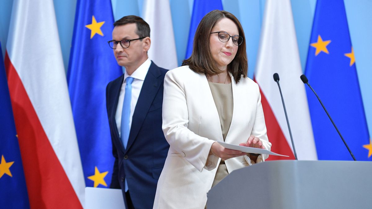 Mateusz Morawiecki,  Magdalena RzeczkowskaWarszawa, 10.05.2022. Premier Mateusz Morawiecki (L) i minister finans�w Magdalena Rzeczkowska (P) na konferencji prasowej w siedzibie Kancelarii Prezesa Rady Ministr�w w Warszawie, 10 bm. Konferencja dot. m.in. pomocy pa�stwa w sp�acie kredyt�w hipotecznych. (aldg) PAP/Marcin ObaraMarcin Obarafinansowe, hipoteczne, inflacja, Kancelaria Prezesa Rady Ministr�w, konferencja, konferencja prasowa, KPRM, kredyty, polityk, polityka, pomoc, sp�ata, wsparcie, pa�stwa, kredotobiorc�w, kredytobiorc�w, kredytobiorcy