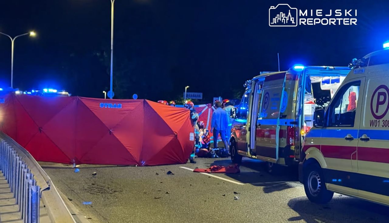 Jechał pod prąd Wisłostradą. Uderzył w trzy pojazdy i uciekł