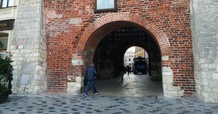 Nie będzie można przejść przez Bramę Krakowską. Pieszych czeka spacerek naokoło