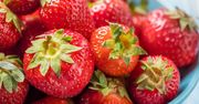 Koniec z wyrzucaniem zepsutych owoców. Babciny patent uchroni truskawki przed pleśnią