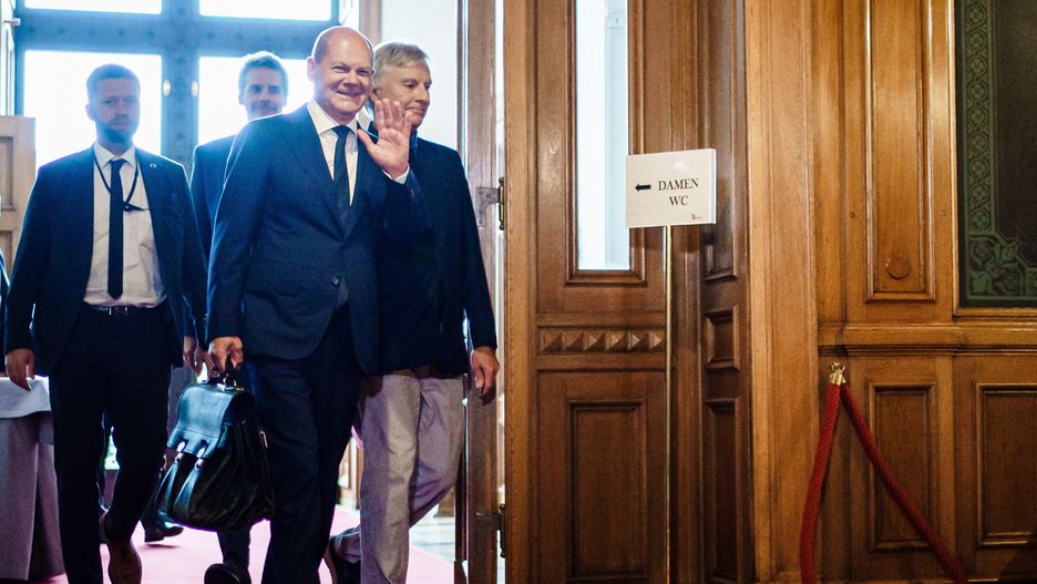 German Chancellor Olaf Scholz (3-L) waves next to chairman of the parliamentary committee of inquiry of the Hamburg parliament Mathias Petersen (R) as he arrives the Hamburg CumEx inquiry commmittee at the town hall in Hamburg, Germany, 19 August 2022. German Chancellor Olaf Scholz needs to testify in front of Hamburg parliamentary committee of Inquiry 'Cum-Ex Tax Money Affair' regarding a possible limitation of claim of taxpayers' money and political influence exerted. EPA/CLEMENS BILAN Dostawca: PAP/EPA.