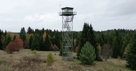 Kupił wieżę obserwacyjną za cenę złomu. Teraz zagląda z niej w stronę Rosji