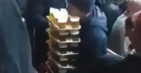 Mistrz z trybun. Nie uwierzysz, ile kubków z piwem niósł na raz