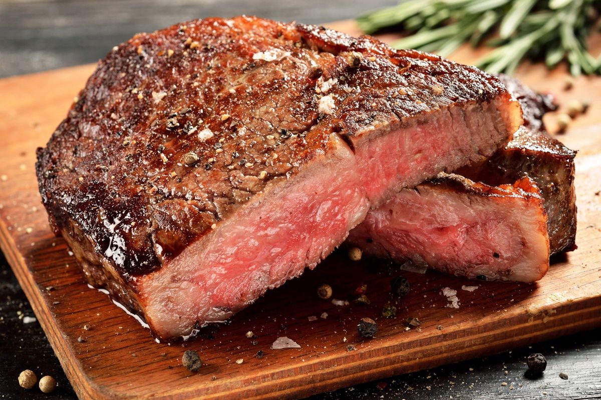 Znajomy powiedział mi o tej zasadzie. Od tamtej pory stek zawsze wychodzi idealnie wysmażony