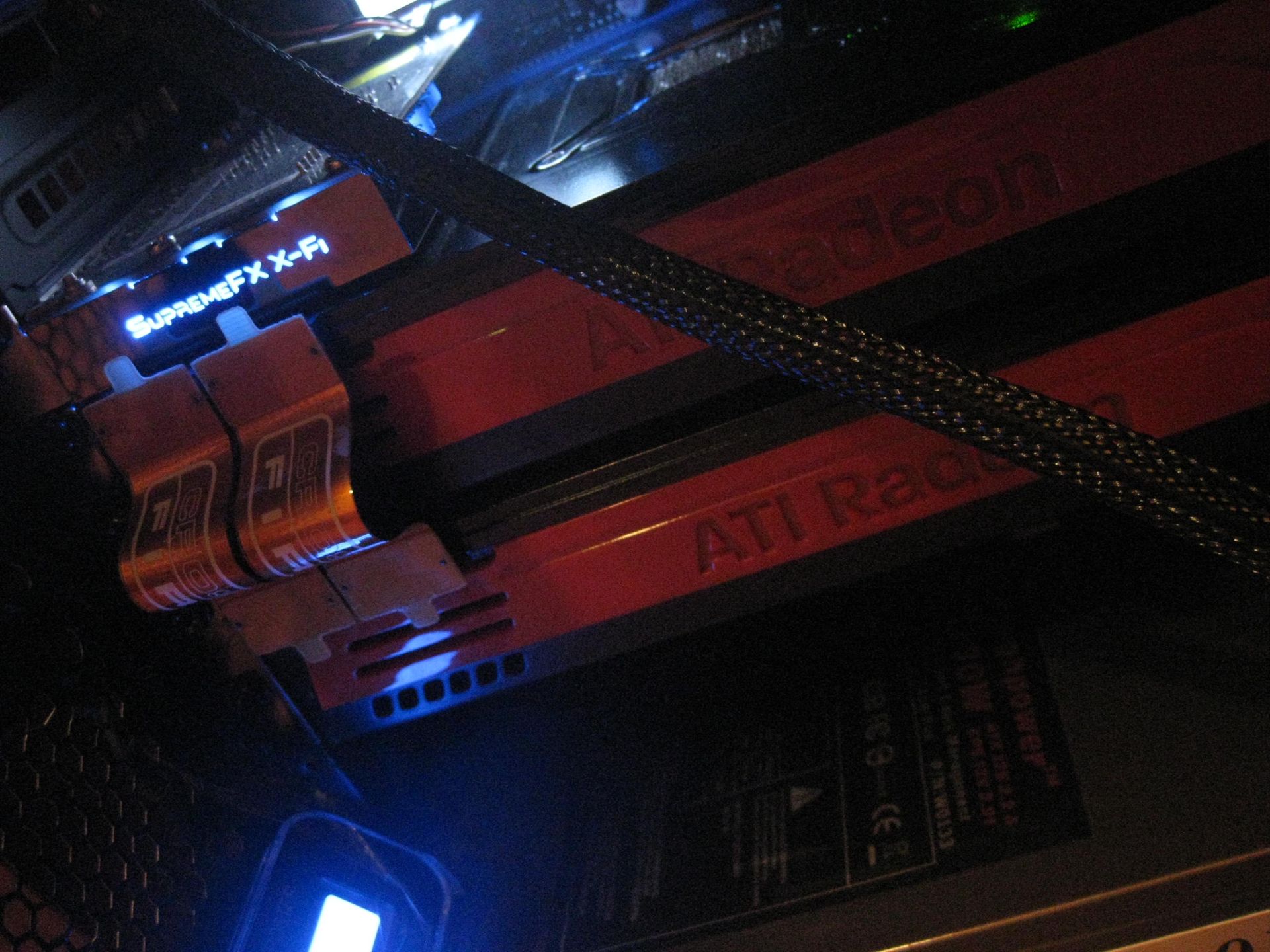 Para kart graficznych ATI pracujaca razem w trybie CrossFireX.