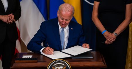 Gigantyczne wydatki USA. Biden podpisał ustawę wartą ok. 740 mld dolarów