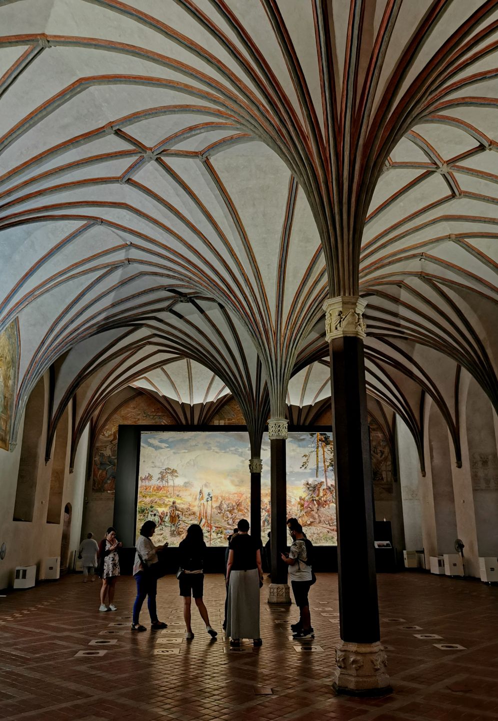 Zamek w Malborku warto zwiedzić nocą