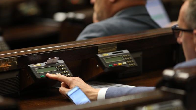 NIK ujawnia średnie zarobki posłów. 