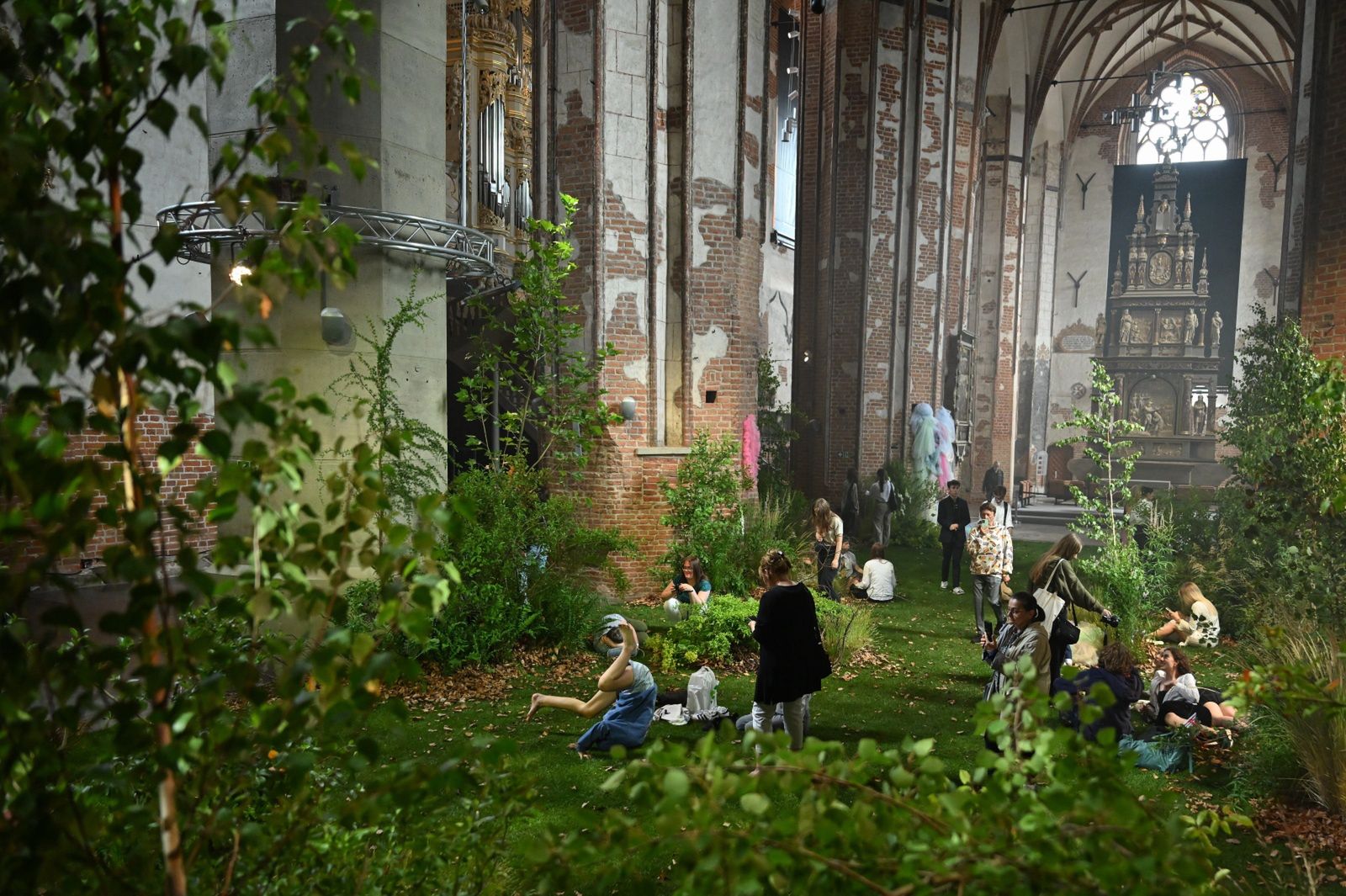 Gotyckie wnętrze zamienione zostało w zielony las