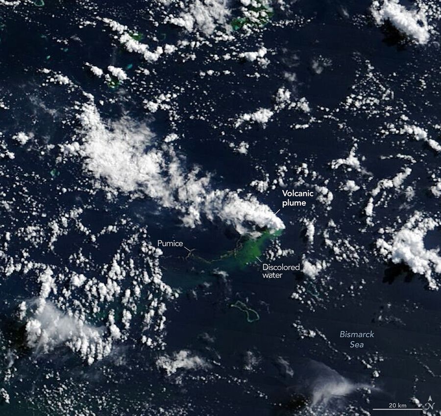Odbarwiona woda i pumeks odnotowane na zdjęciu z satelity Terra