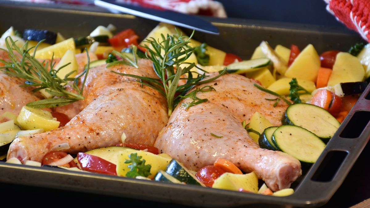 Zdaniem branży drobiarskiej, na wzrost cen energii i pasz, nakładają się znacznie wyższe marże ustalane przez sieci handlowe. 