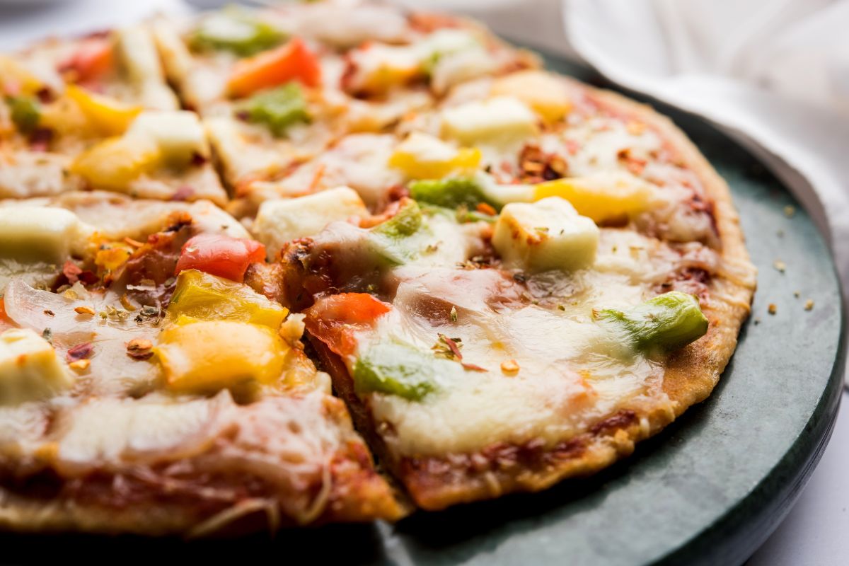 Smakuje lepiej od kalafiora. Ten spód do pizzy pokochają osoby na diecie