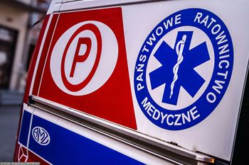 Kierowca i pasażer wypadli z auta. Poważny wypadek na Podkarpaciu