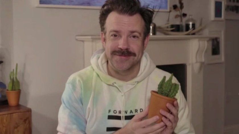 Złote Globy 2021: Jason Sudeikis "odbiera" nagrodę
