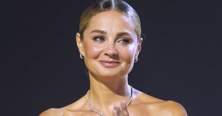 W mini z prześwitami zrobiła furorę. Trend tylko dla odważnych
