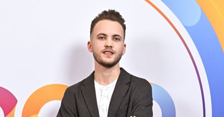 Konrad Braciak o trudnej walce o siebie. Ujawnił, z czym się zmagał: "Przeszedłem przez cały akronim LGBT+. Bałem się myśleć, że jestem transpłciowy"