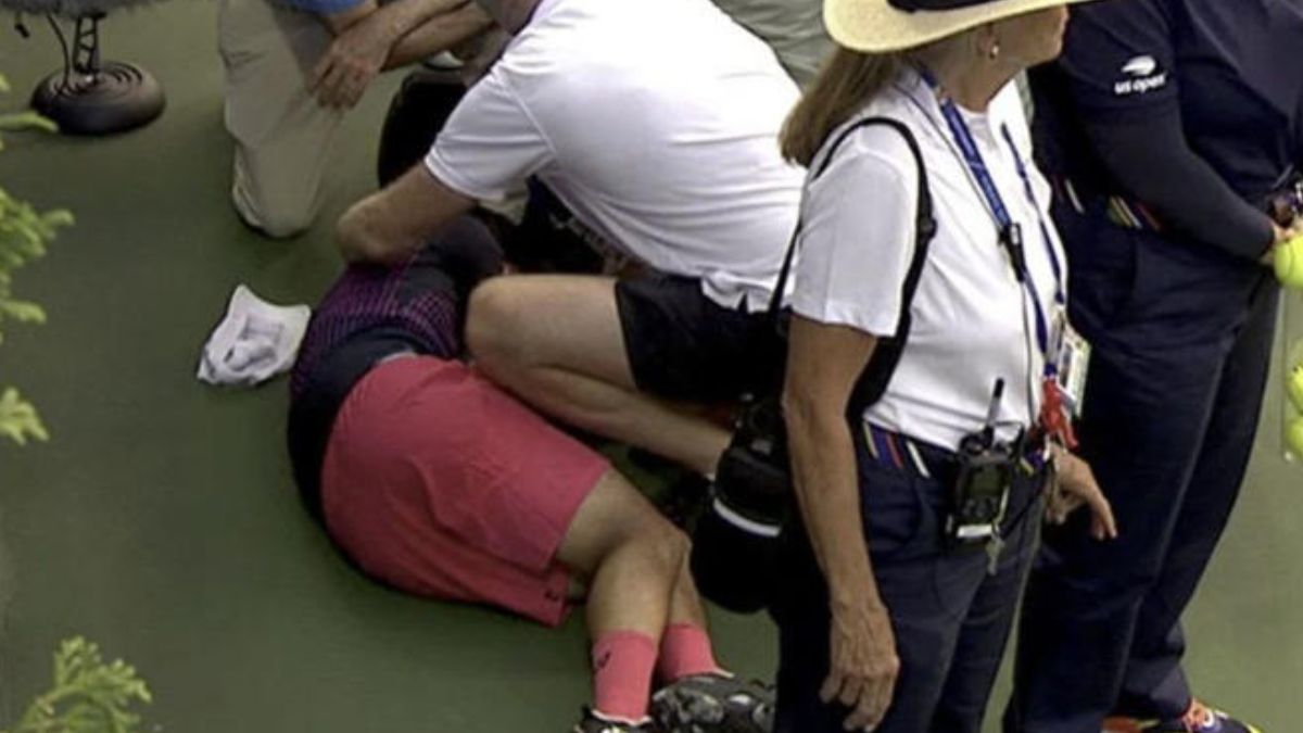 Yoshihito Nishioka zwieziony z kortu na wózku inwalidzkim