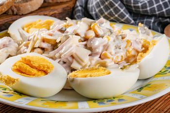 Szybko kroję i mieszam. Do jajek o niebo lepsza niż sos tatarski