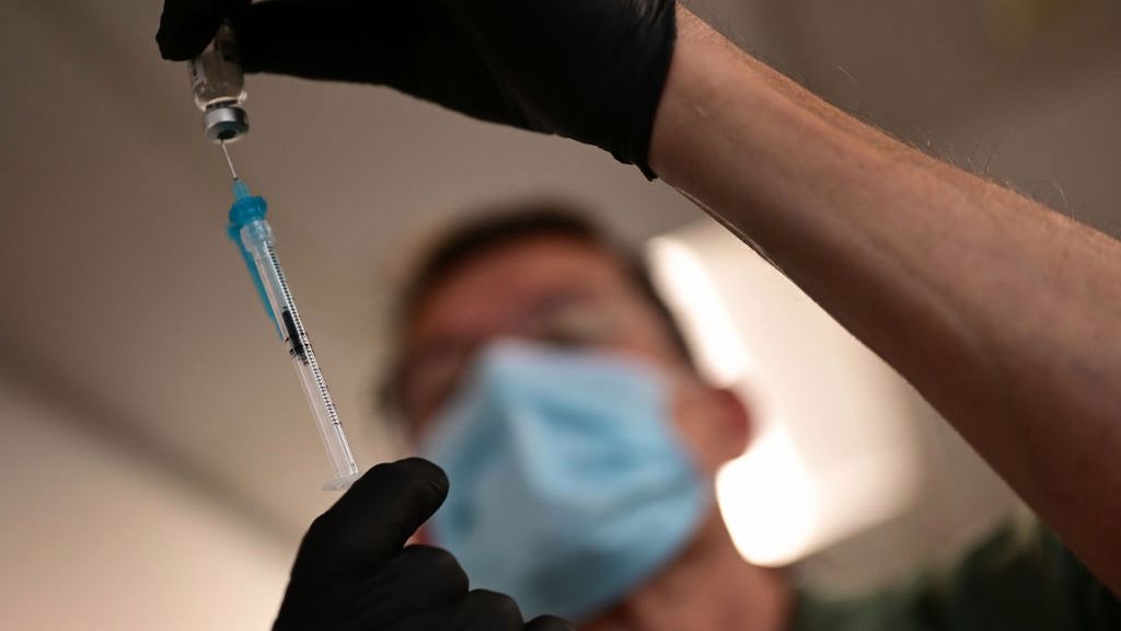 Szczepienia przeciwko COVID-19 odbywają się w poradniach podstawowej opieki zdrowotnej i niektórych aptekach.