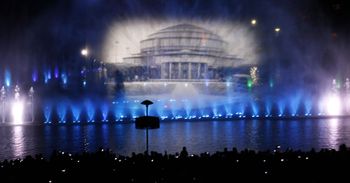 Te kolory Was zachwycą! Fontanna Multimedialna przyciąga tłumy. Zobacz harmonogram pokazów