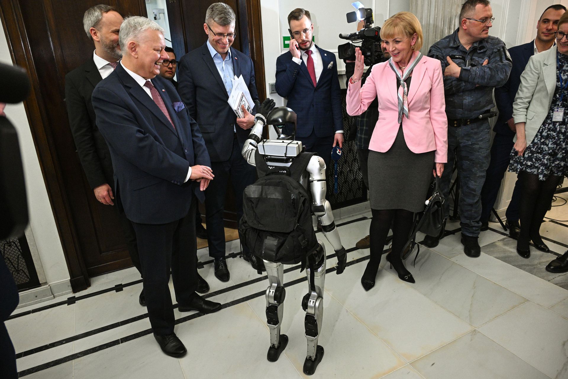 Suski rozmawiał z robotem w Sejmie. Zapytał go o politykę