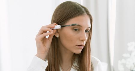 "Naturalne" kosmetyki z ropy naftowej. Jak nie dać się nabrać na tanią chemię?