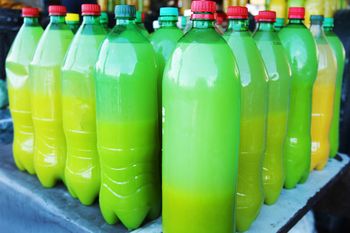 Zwiększa ryzyko udarów i tętniaków. Takich napojów unikaj jak ognia