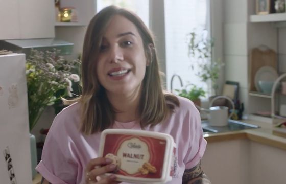 Projektantka biżuterii reklamuje lody Gelatelli w Lidlu (wideo)