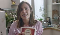 Projektantka biżuterii reklamuje lody Gelatelli w Lidlu (wideo)