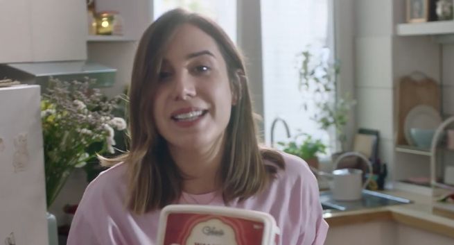 Projektantka biżuterii reklamuje lody Gelatelli w Lidlu (wideo)