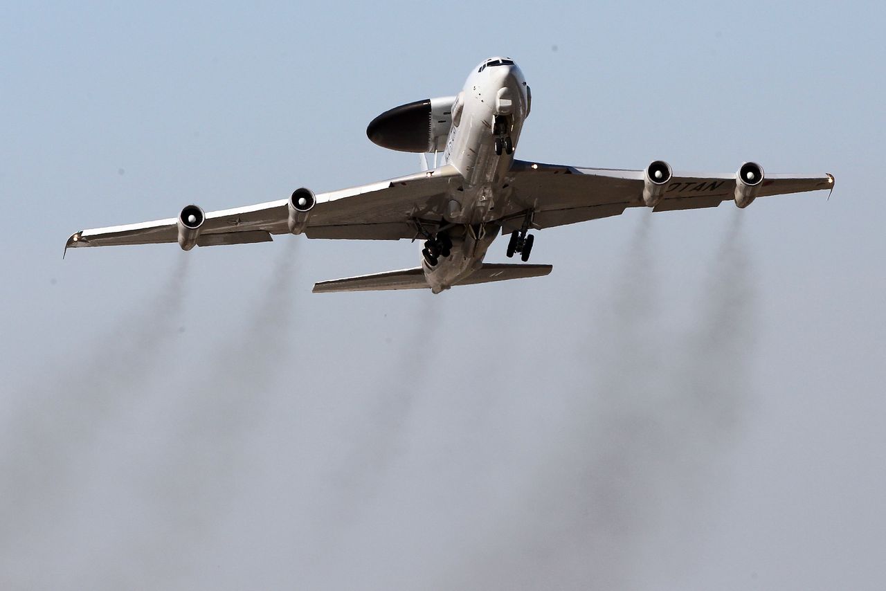 Co robi AWACS nad Warszawą? Samolot z potężnym radarem krąży nad miastem
