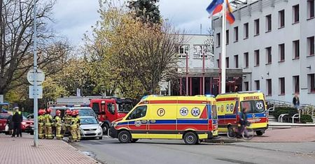 Wypadek przed komendą. Dwie policjantki w szpitalu