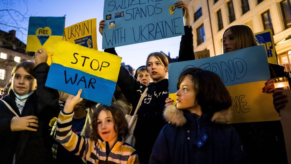 Protest in Lausanne against the Russian invasion of Ukraineepa09799535 Protestors carry placards as they take part in a demonstration against the Russian invasion of Ukraine in Lausanne, Switzerland, 03 March 2022. Russian troops entered Ukraine on 24 February prompting the country's president to declare martial law and triggering a series of severe economic sanctions imposed by Western countries on Russia.  EPA/JEAN-CHRISTOPHE BOTT Dostawca: PAP/EPA.JEAN-CHRISTOPHE BOTT