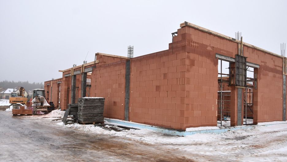 We wrześniu był tu tylko piach, w październiku kładziono fundamenty. Dziś mury nowego przedszkola pną się w górę. W przyszłym roku - zapowiadają władze gminy - obiekt będzie gotowy