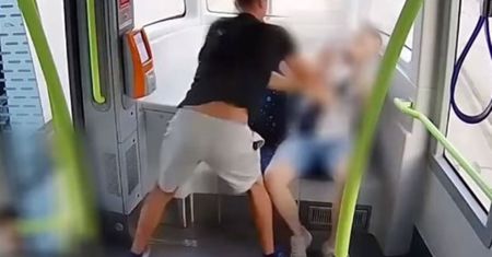 Dziwnie się zachowywał. Nagle rzucił się na przypadkowego pasażera