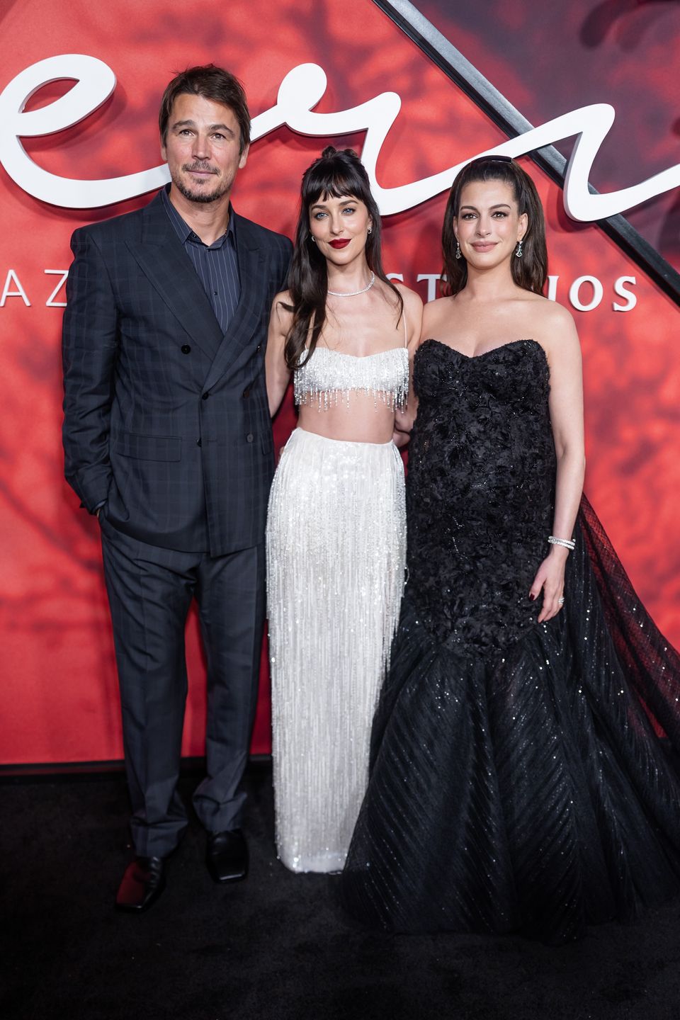 John Hartnett, Dakota Johnson i Anne Hathaway