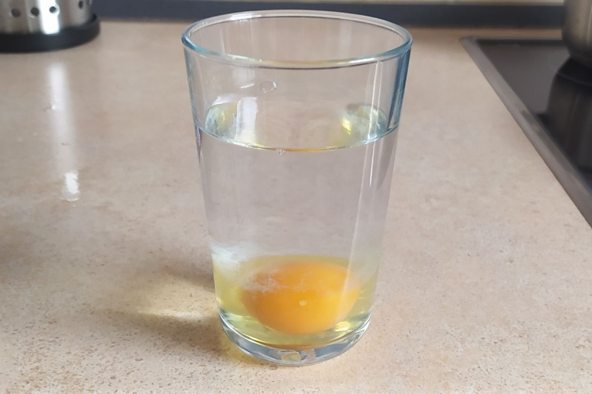 Wlej do szklanki wodę i wbij jajko. Efekt cię zaskoczy