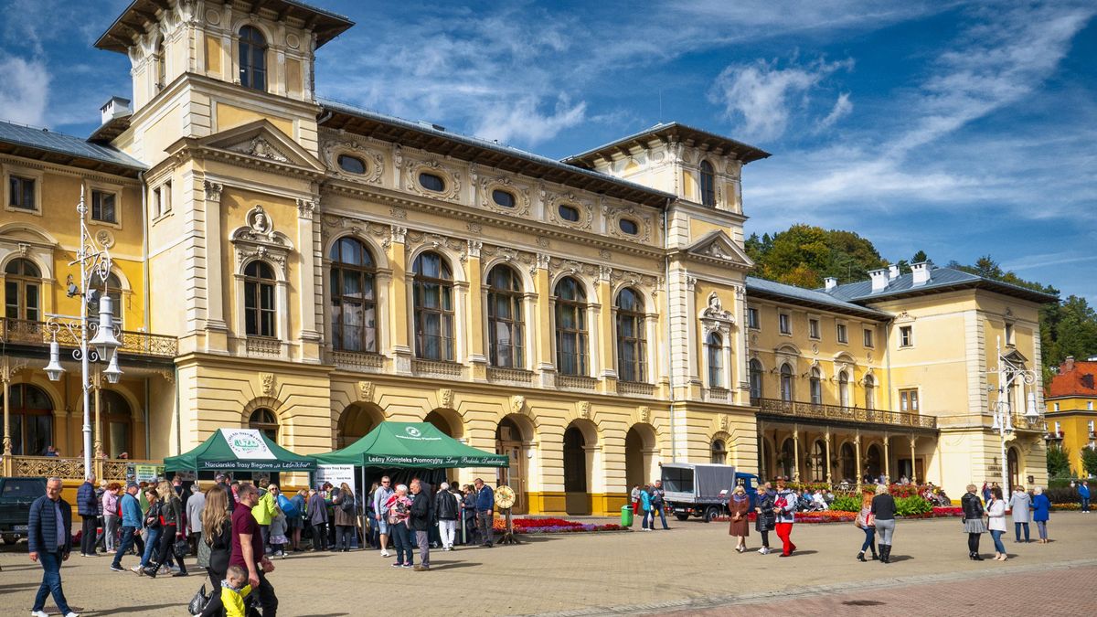 Krynica Zdr�j
Jerzy Ocho�ski
krynica-zdroj, ma�opolska, uzdrowisko, leczenie, zabiegi lecznicze, sanatorium, kurort, architektura, modernizm, turystyka, wypoczynek