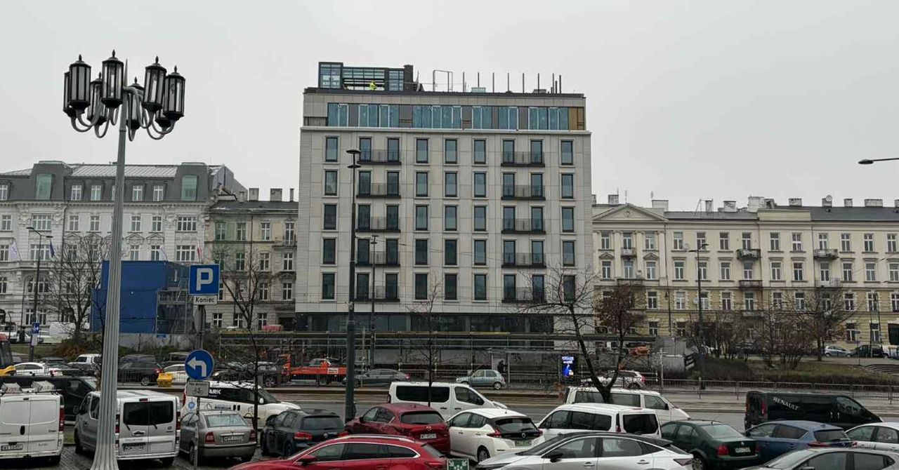 Warszawa: Nowy hotel w centrum coraz bliżej finiszu. Kiedy inwestycja zostanie ukończona?