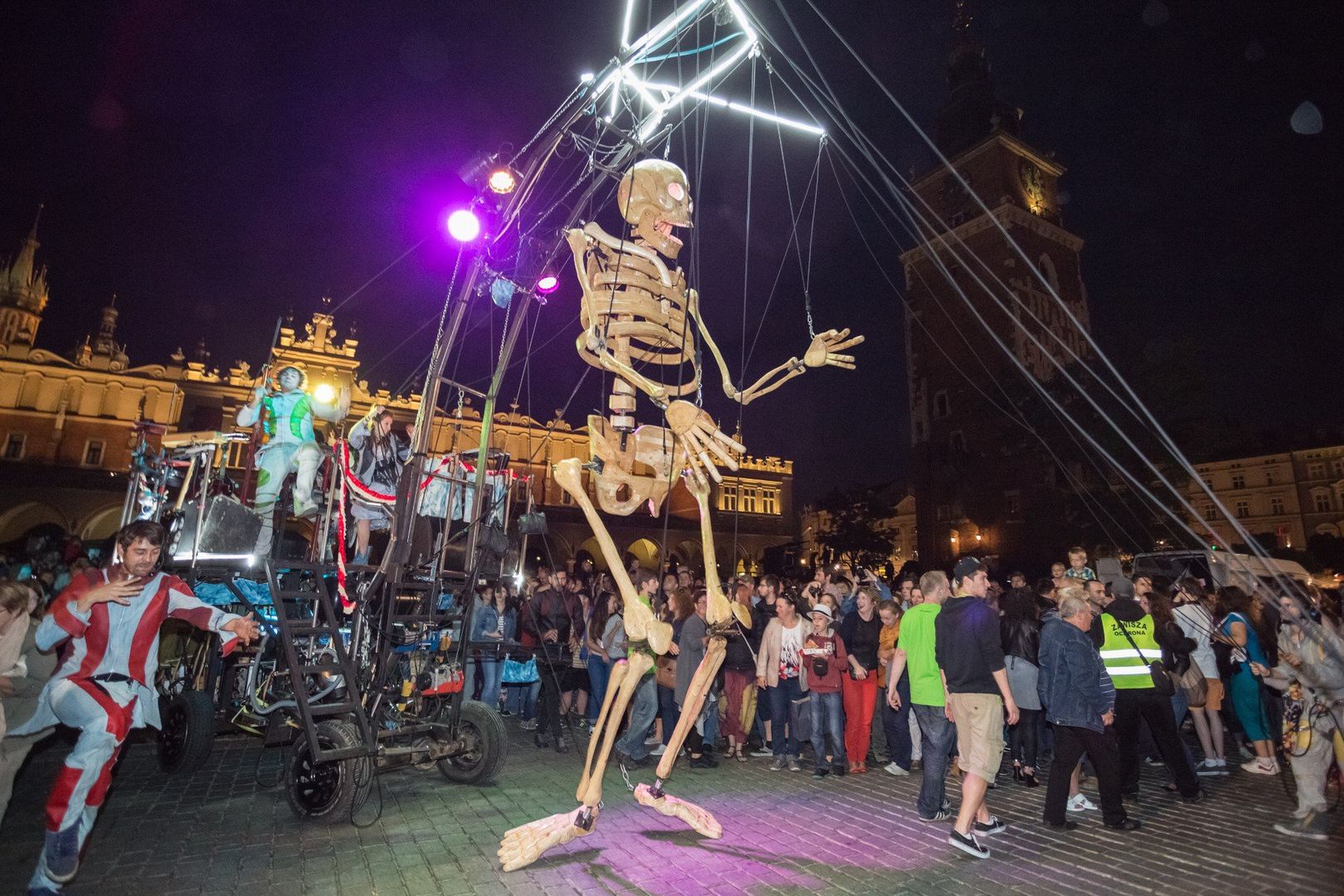 Ale nie tylko sprawy życia i śmierci przynoszą artyści na krakowskie rynki, teatr uliczny to także nieprawdopodobne umiejętności i mnóstwo powrotów do dziecięcego zachwytu teatrem