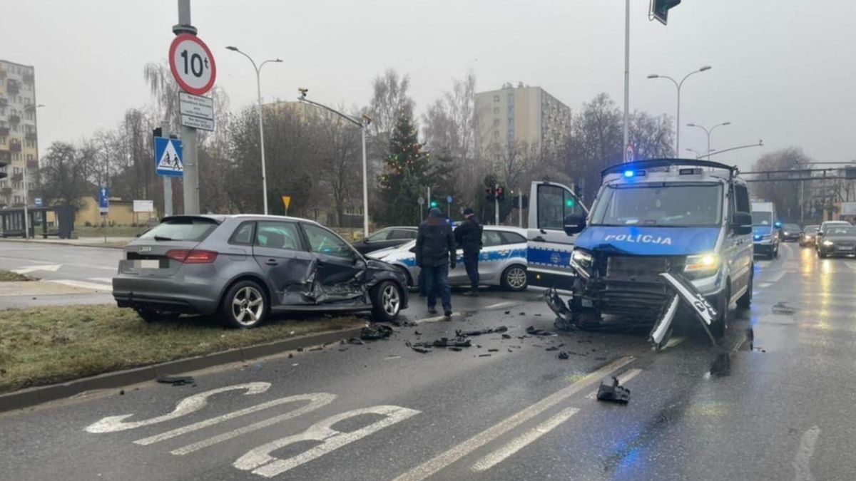 Radiowóz zderzył się z osobówką w Kielcach. Policjant trafił do 