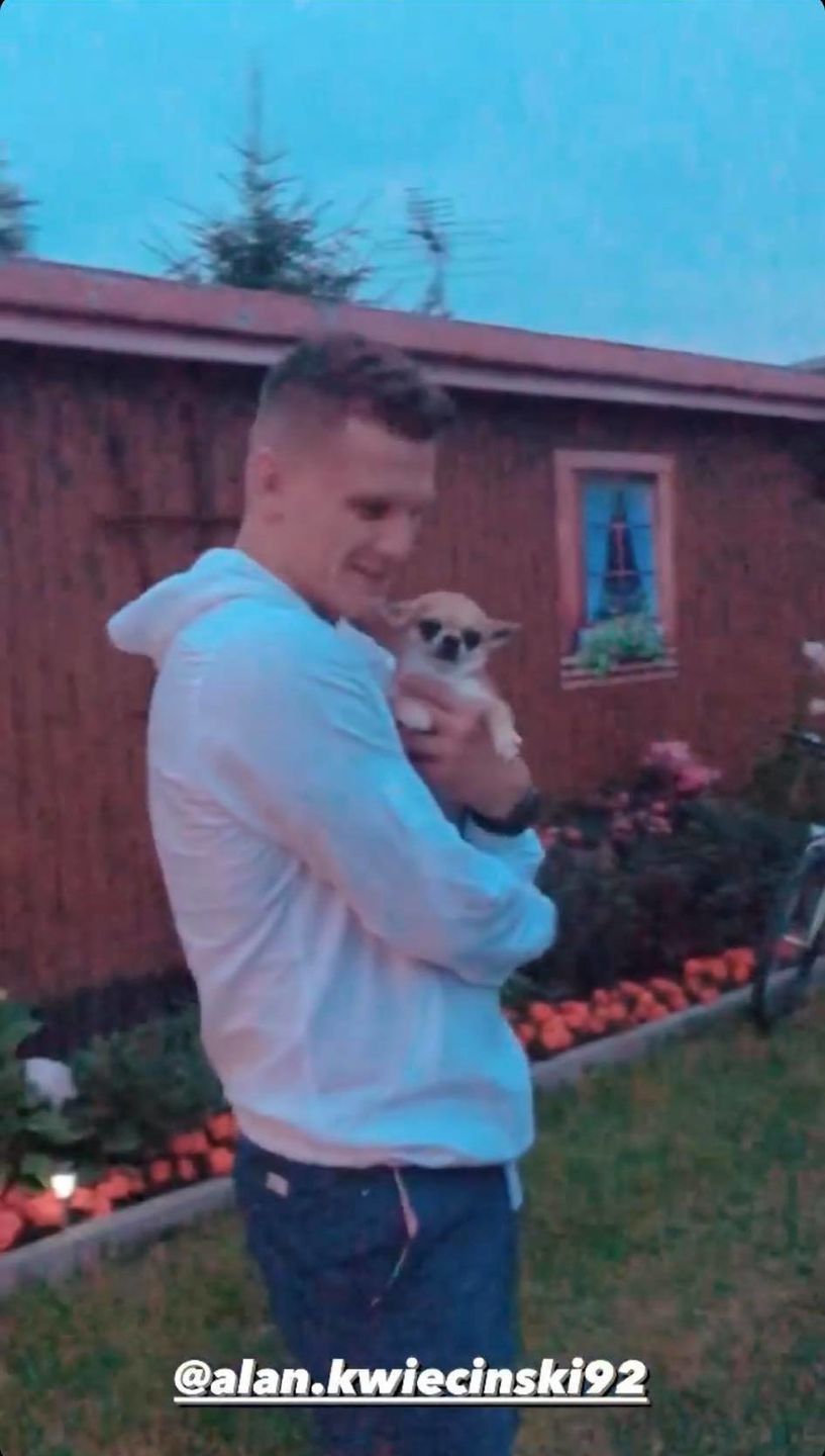 Alan Kwieciński zamyka psa w grillu