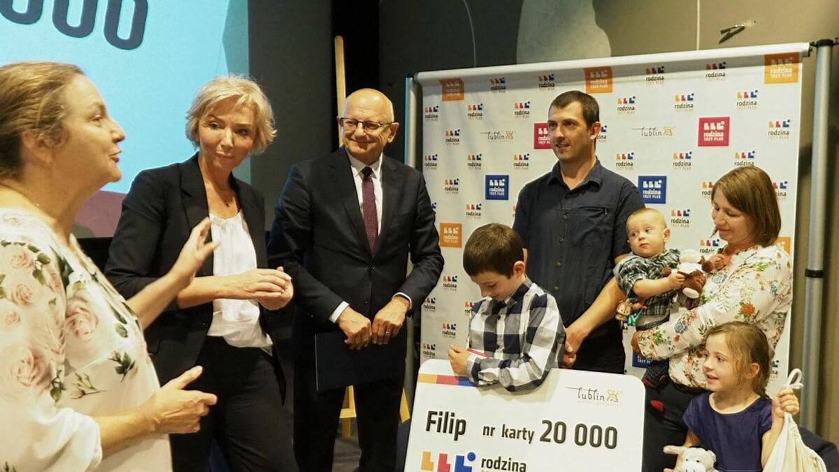Symboliczne wręczenie 20-tysięcznej karty Rodzina Trzy Plus